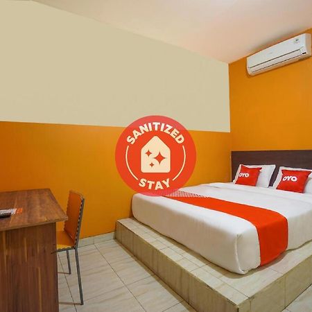 Super Oyo 2639 Oxy Townhouse Hotel Manado Ngoại thất bức ảnh