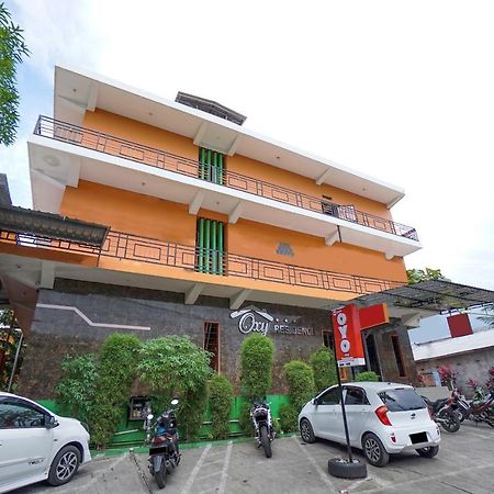 Super Oyo 2639 Oxy Townhouse Hotel Manado Ngoại thất bức ảnh