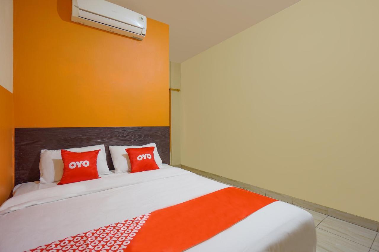 Super Oyo 2639 Oxy Townhouse Hotel Manado Ngoại thất bức ảnh